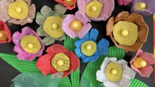 Bukiet kolorowych kwiatów zrobionych z wytłaczanek.