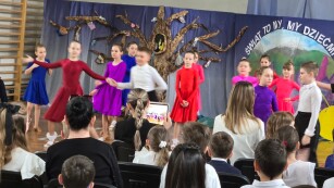 Tancerze i tancerki w kolorowych strojach tańczą tańce towarzyskie podczas finału konkursu EkoGra.
