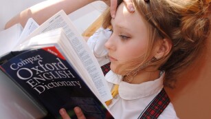Dziewczynak czyta książkę